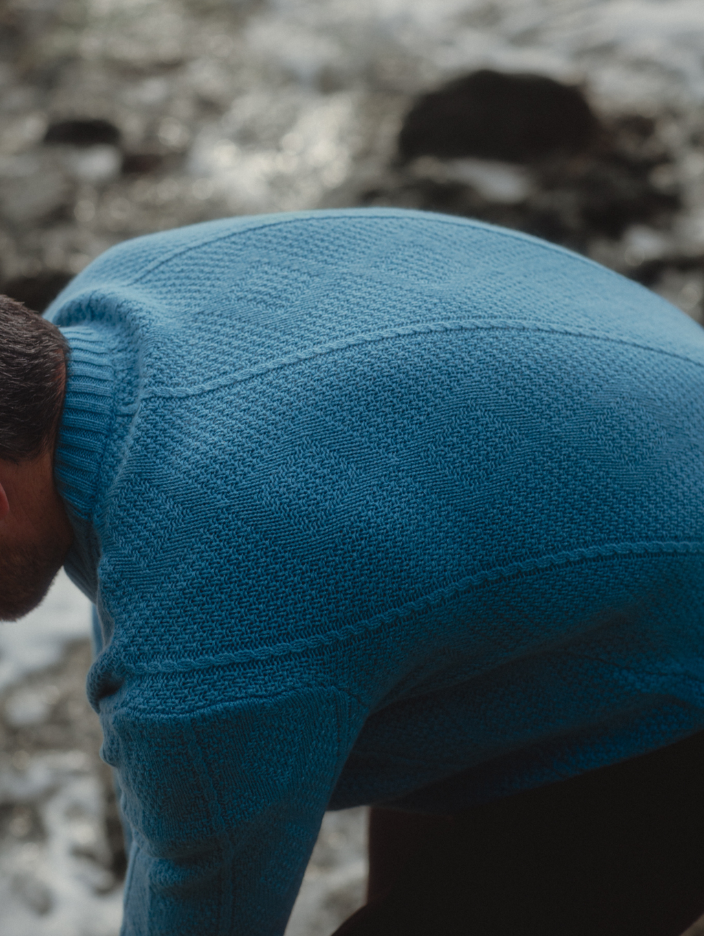 giannotti-monaco-detail-pull-weekender-aran-en-cachemire-texture-maille-aran-et-construction-epaule-couleur-coastal-blue