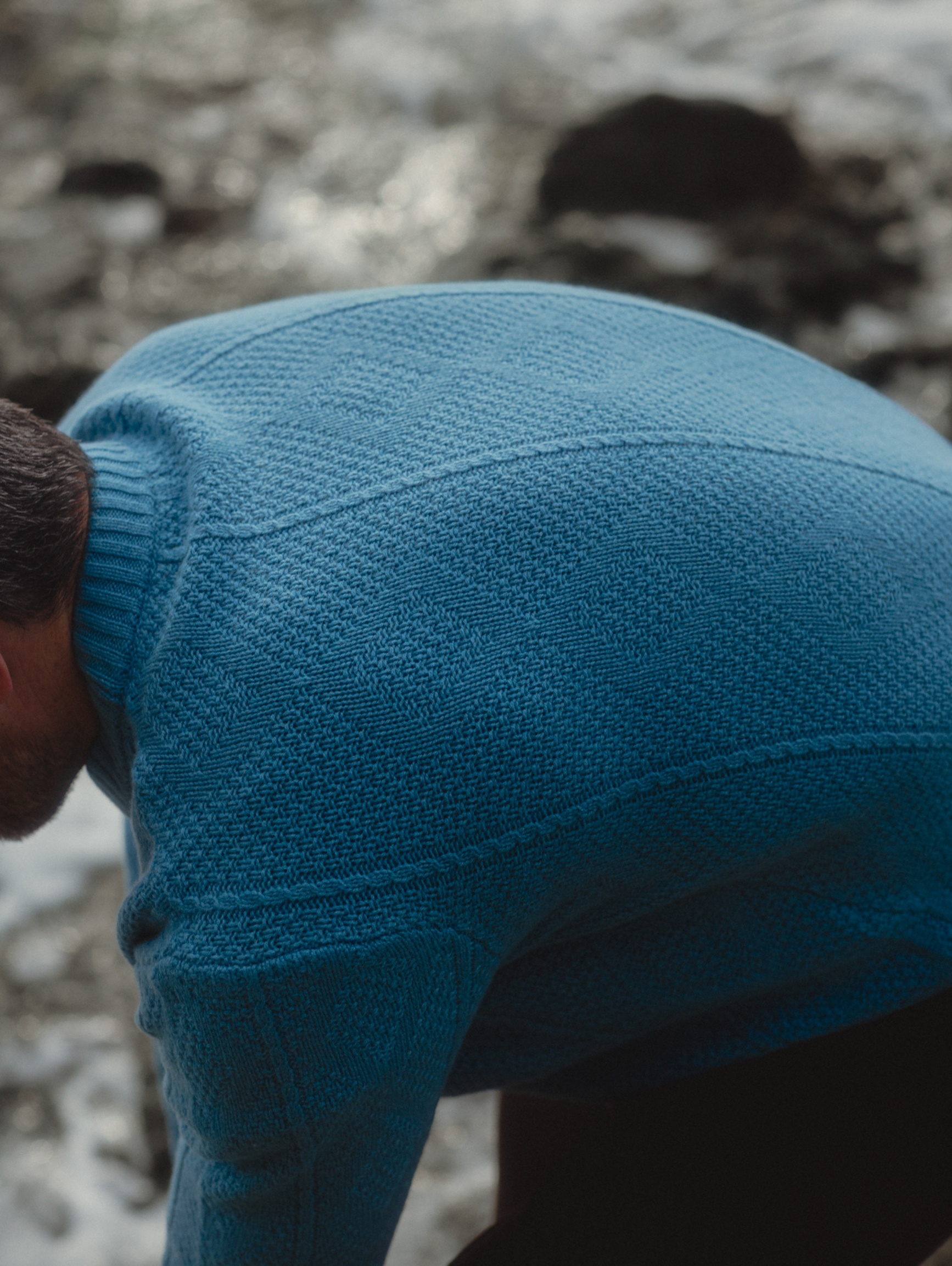giannotti-monaco-detail-pull-weekender-aran-en-cachemire-texture-maille-aran-et-construction-epaule-couleur-coastal-blue