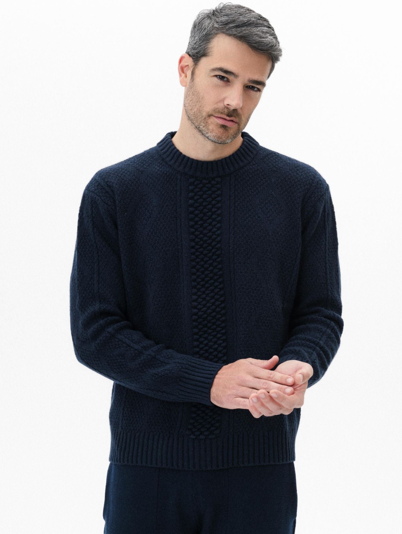 giannotti-monaco-pull-weekender-aran-bleu-cosmos-porte-silhouette-contemporaine-et-maille-aran