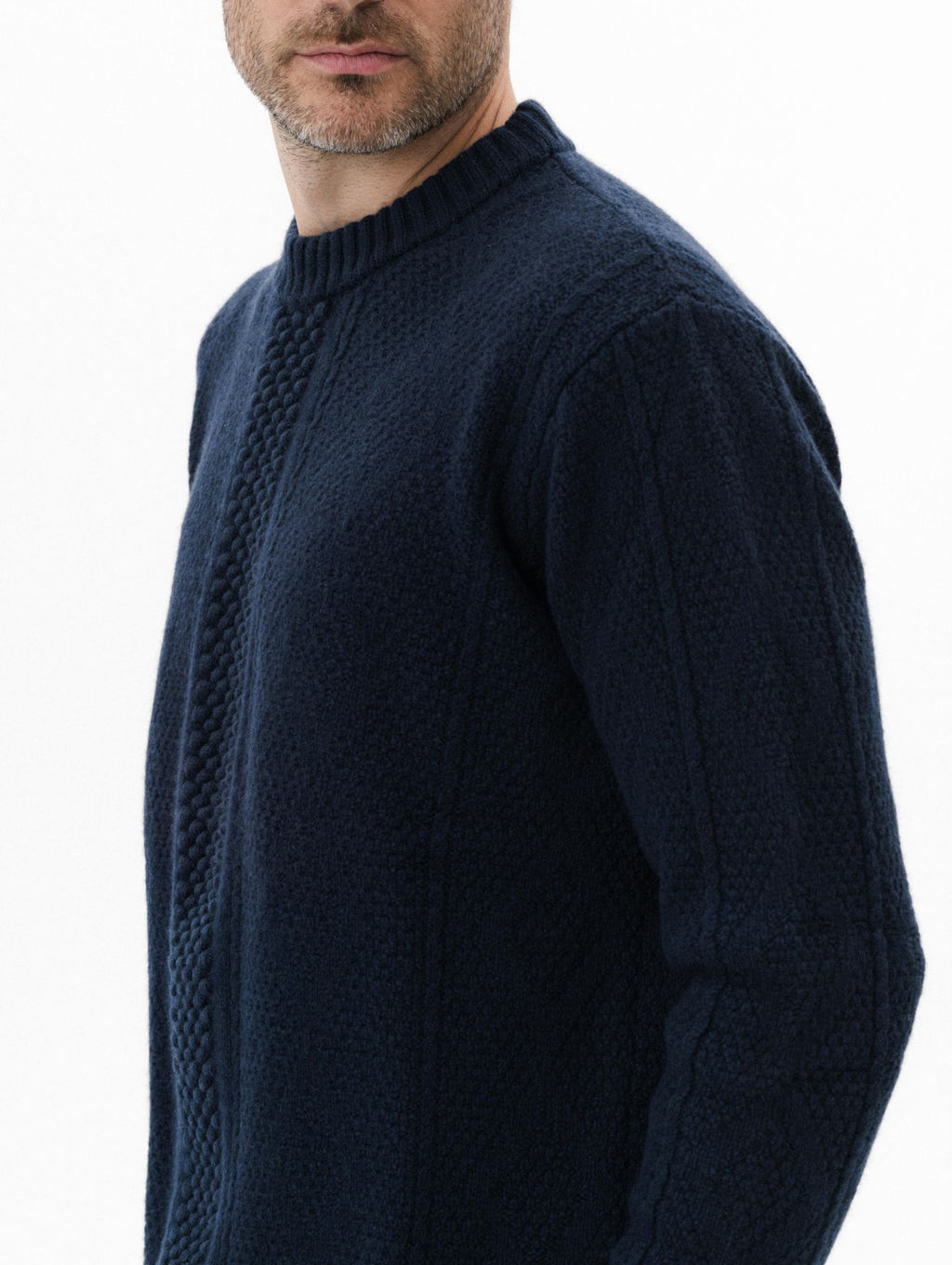 giannotti-monaco-pull-weekender-aran-bleu-cosmos-porte-silhouette-decontractee-et-maille-aran