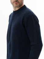 giannotti-monaco-pull-weekender-aran-bleu-cosmos-porte-silhouette-decontractee-et-maille-aran