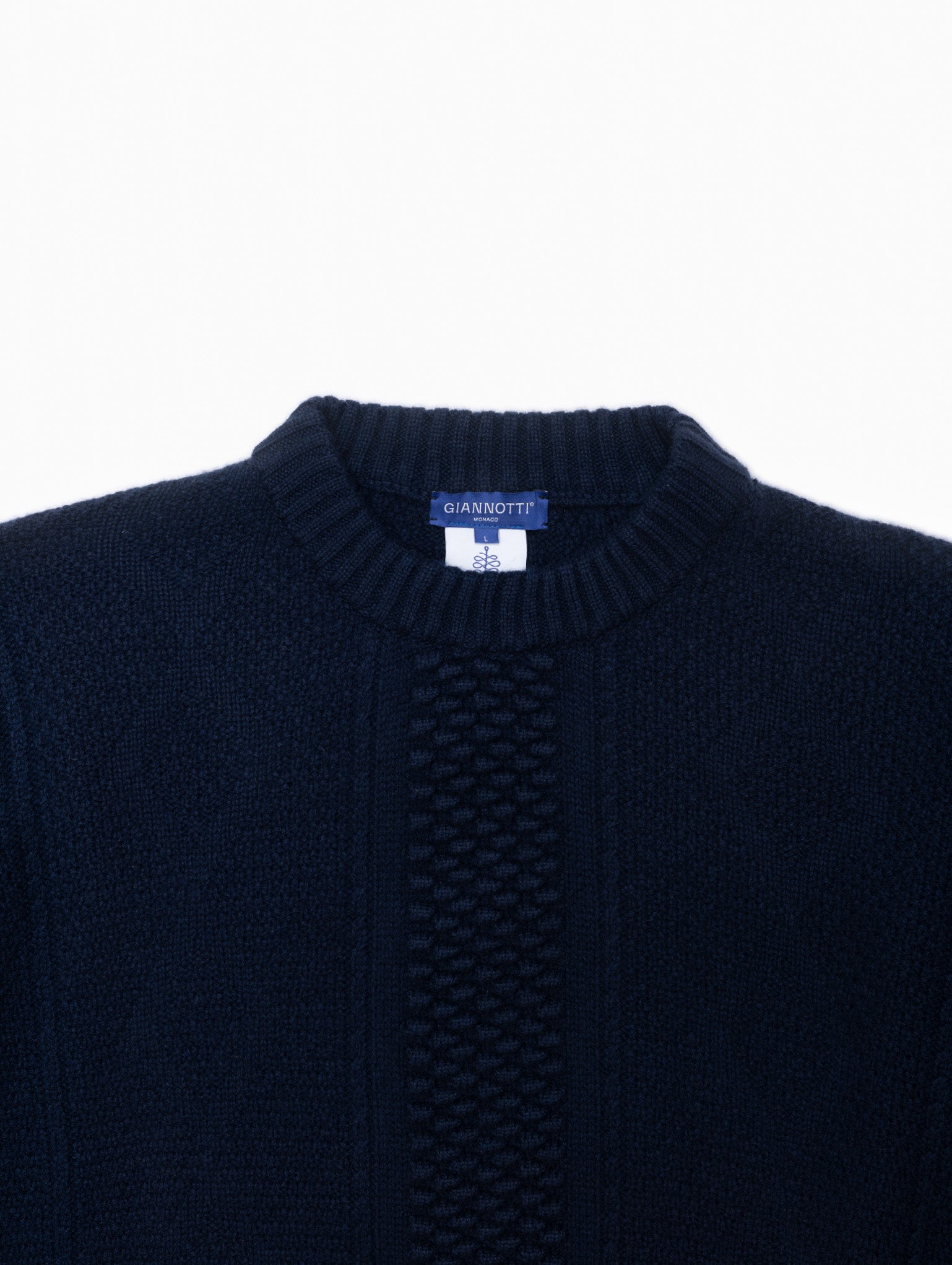 giannotti-monaco-detail-pull-weekender-aran-bleu-cosmos-col-rond-et-maille-torsadee-en-cachemire