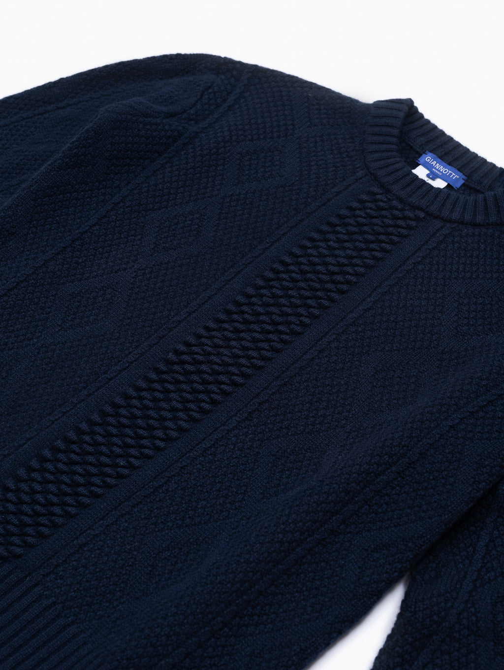 giannotti-monaco-pull-weekender-aran-en-cachemire-bleu-cosmos-maille-torsadee-avec-motifs-aran