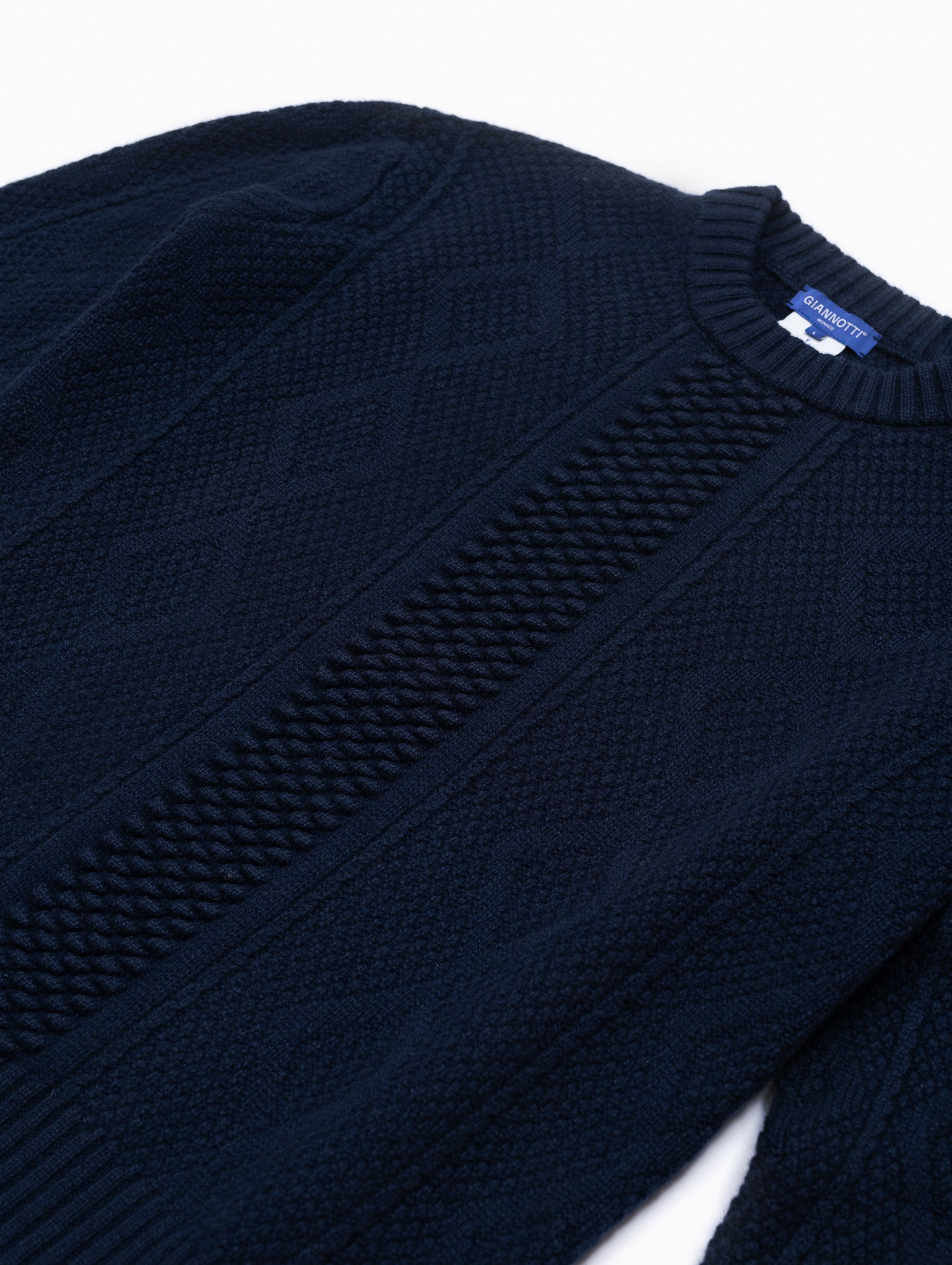 giannotti-monaco-pull-weekender-aran-en-cachemire-bleu-cosmos-maille-torsadee-avec-motifs-aran
