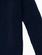giannotti-monaco-detail-pull-weekender-aran-en-cachemire-bleu-cosmos-texture-maille-aran-et-motifs-torsades