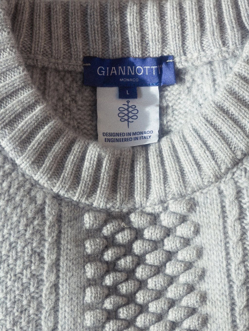 giannotti-monaco-detail-pull-weekender-Aran-gris-moon-col-rond-et-etiquette-Giannotti-Monaco