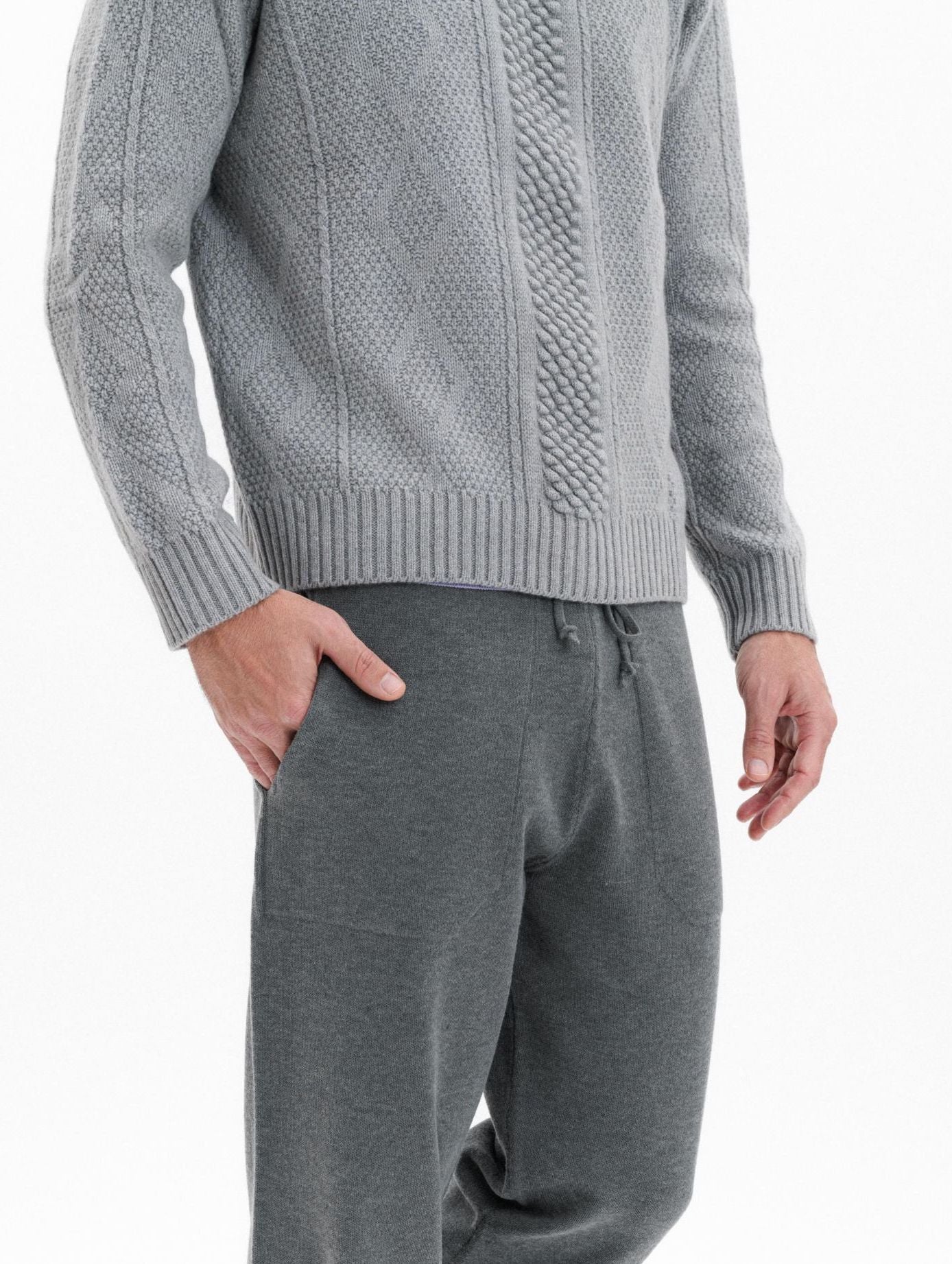 giannotti-monaco-detail-pull-weekender-aran-gris-moon-maille-torsadee-et-motifs-aran-en-cachemire