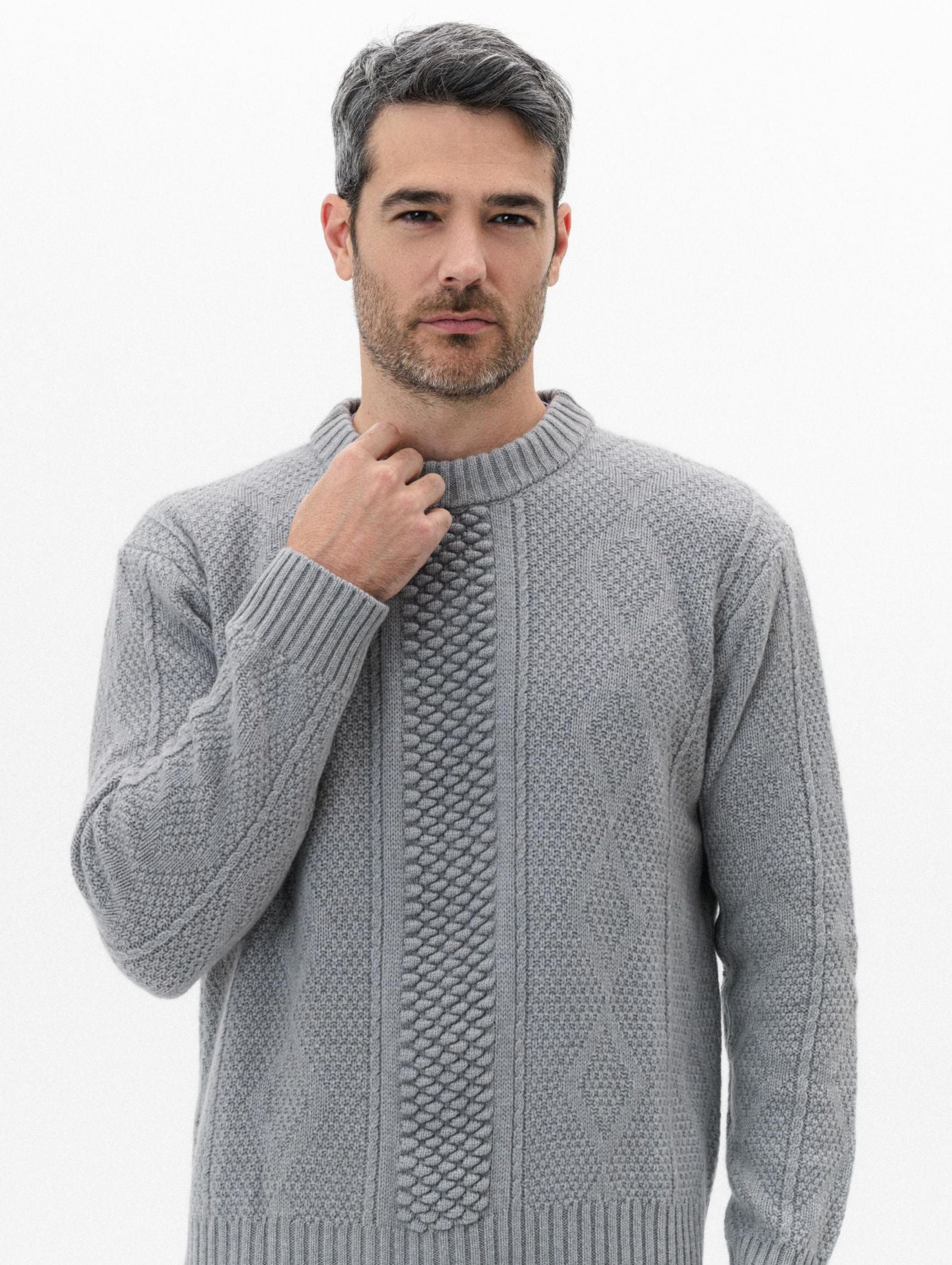 giannotti-monaco-pull-weekender-aran-gris-moon-porte-silhouette-decontractee-et-maille-aran